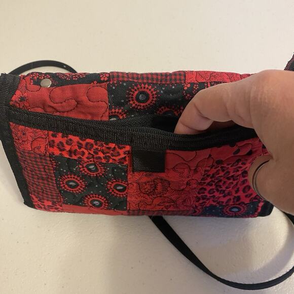 Donna Sharp Quilted Black Red Floral Crossbody Wallet Purse Cards Holder VTG - Picture 4 of 7
